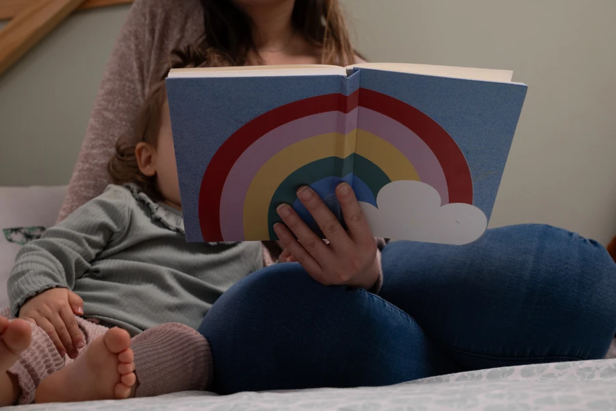 A parent reading aloud to a young child at home, one of the most effective ways of passing down German heritage through family stories.