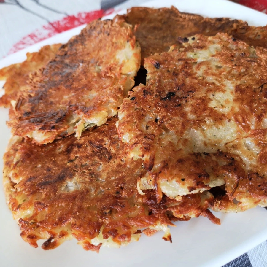 plate of German potato pancakes (Reibekuchen recipe)